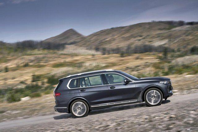 <p>Arka tasarımda ise, Bmw'nin makyajlı X5 ve yeni X3 ile başlayan yeni far tasarımı karşımıza çıkıyor.</p>
