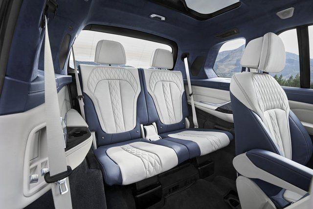 <p>Dev boyutlardaki SUV'un iç mekanına geçildiğinde ise, 7 serisindeki direksiyon simidine benzer bir direksiyonun kullanıldığı görülüyor. Kokpit tasarımında X5'ler izler görmek mümkün. </p>
<p> </p>