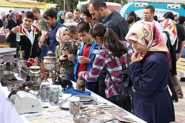 <p>İhtiyaç halinde geri kalan bölümü tuşu haline getirmeyi düşünüyoruz.”Kitap fuarını ziyaret eden vatandaşlar ise, bozuk paralardan turşu yapılmasını şaşkınlıkla izledi.</p>
<p> </p>