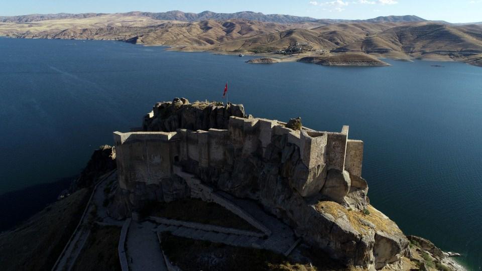 <p>Yontma taşların arasına kondurulmuş kırmızı sert tuğlaları ve serpiştirilmiş mavi çinileriyle dikkati çeken kaledeki tarihi güzellikler, vatandaşların yanı sıra fotoğraf sanatçılarını da cezbediyor.</p>
<p> </p>