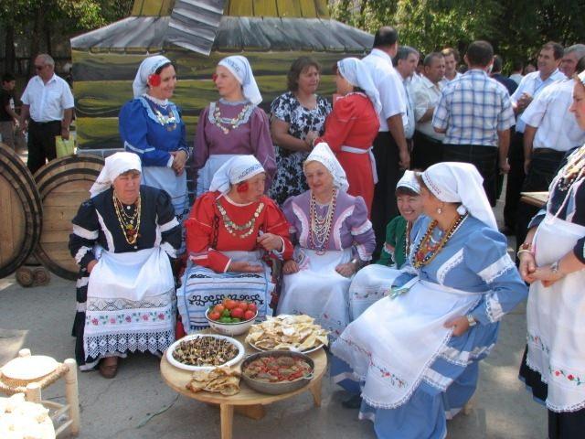<p> Ve Aralık ayının ortasında "canavar" yortusunu kutluyorlar.Hristiyan Türk dediğimizde belki bize soğuk bir çağrışım yapıyor. Türk Hristiyan mı olurmuş? dediğinizi duyar gibiyim. Ama kaderin cilvesi bu. Aslında birbirimize hem çok uzağız hem de çok yakınız. Timur, Mete, Bagadır gibi isimleri çocuklarına verebiliyorlar. </p>
