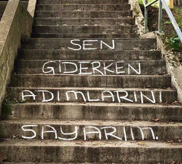 <p><strong>SEN GİDERKEN ADIMLARINI SAYARIM</strong></p>
