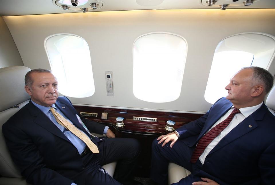 <p>Türkiye Cumhurbaşkanı Recep Tayyip Erdoğan, Moldova’nın başkenti Kişinev’deki temaslarının ardından Moldova Cumhurbaşkanı İgor Dodon ile Gagauz Özerk Yeri’nin başkenti Komrat’a helikopterle gitti.</p>

<p>​</p>
