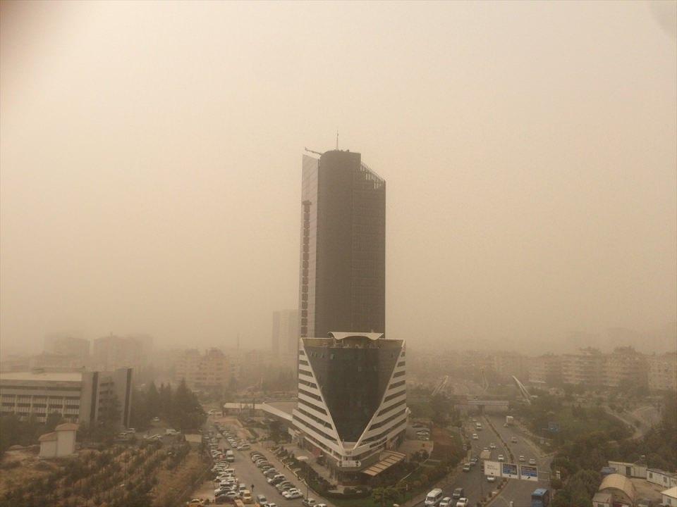 <p>Gaziantep<br />
<br />
Suriye üzerinden gelen ve Güneydoğu'da ve Sivas'ta da etkili olan toz bulutu nedeniyle uzmanlar uyarılarda bulundu.  </p>
