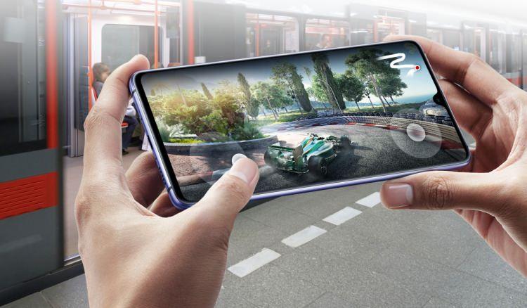 <p>Lansmanın en büyük sürprizi ile Mate 20 X oldu. 7.21 inç ekrana sahip olan model 2K curved AMOLED ekrana ev sahipliği yapıyor. Cihazın piksel değeri ile 3120 x 1440.</p>
