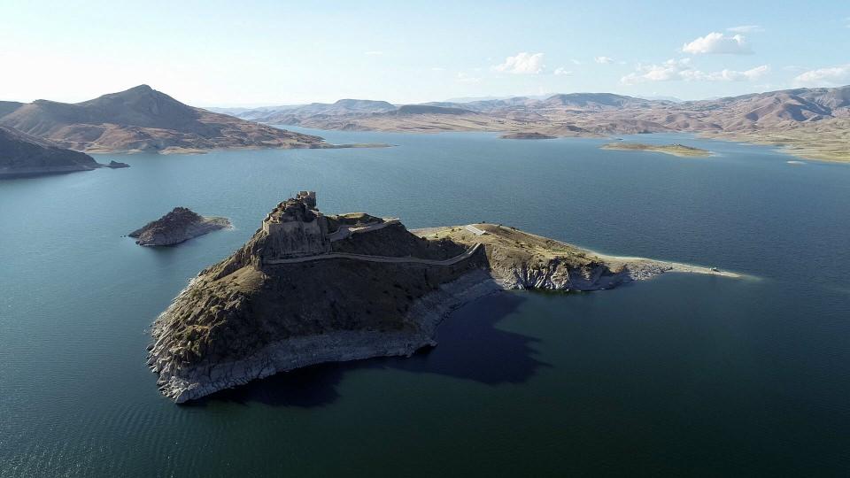 <p><strong>- "Kalenin elektrik ve suyu baraj altından götürülecek"</strong></p>
<p>Pertek Belediye Başkanı Recai Vural, AA muhabirine yaptığı açıklamada, Pertek Kalesi'nin geçmişinin Urartular dönemine kadar uzandığını söyledi.</p>
<p>Yaklaşık 4 yıl önce kalede restorasyon çalışmasının yapıldığını ifade eden Vural, şöyle konuştu:</p>
<p>"Pertek Kalesi'ni turizme açmak için elimizden gelen tüm gayreti gösteriyoruz. Son olarak Tunceli Valisi Tuncay Sonel'in desteği ile Pertek Kaymakamlığı ve belediyemizin hazırladığı proje kapsamında kaleye güzel iskeleler, restoran ve kafeler yapacağız. Kalenin elektriğini ve suyunu, baraj altında geçirerek götürüyoruz. Biz artık suyun altında araçlar geçiren ülkeyiz. Kalede enerji var ama yetersiz, güneş panelleriyle enerji üretiliyor ve bu da yetersiz kalıyor."</p>