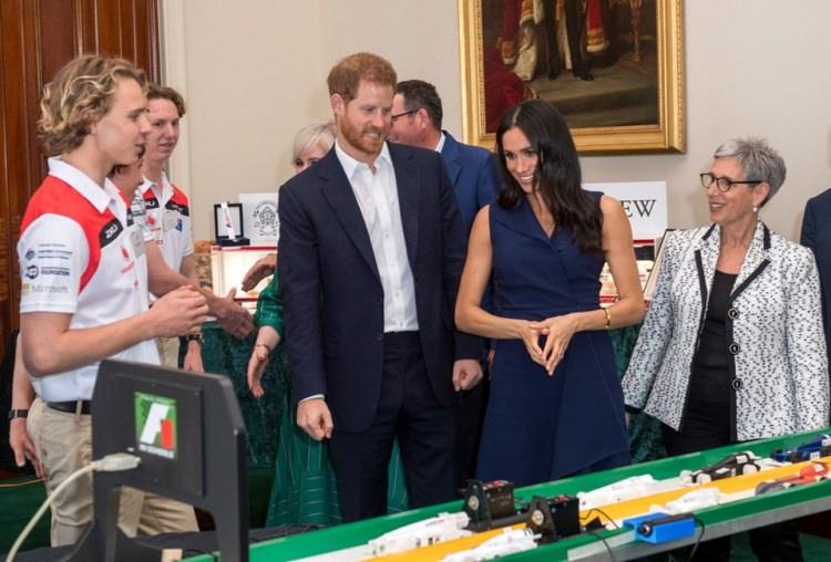 <p>Prens Harry'nin eşi Meghan Markle Avusturalya gezintisinde bir okulun öğrencileri ile buluştu. </p>
