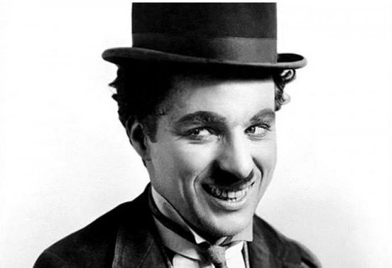 <p>Ara Güler, hayranı olduğu Charlie Chaplin’in fotoğraflarını da çekmek ister: “Chaplin benim dünyamı kuran, bana vizyonu veren, hayata bakmayı öğreten adam… O zamanlar İsviçre’de bir şatoda yaşıyordu. Karısı da Amerikalı ünlü yazar Eugene O’Neill’in kızı Oona’ydı. Bunların şatosunun önünde 3 gün, kar kıyamet demeden fotoğraf çekmek için bekledim. Sonunda Oona donmamdan korkup, ‘Konuşursan konuş, ama resim çekme’ dedi. Adam yürüyen iskemlede, felçli resimlerini çektirip akıllarda böyle bir imaj bırakmak istemiyordu. Çünkü o da benim gibi elimdeki fotoğraf makinesinin acımasız olduğunu biliyordu. Pire gibi dolanarak dünyanın en cevval tipini yaratmış Charlie Chaplin’i felçli halde çekmek bana yakışmazdı, o nedenle onun fotoğrafını fırsat bulduğum halde çekmedim.”</p>

<p> </p>
