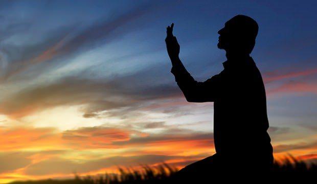 <p>15- <strong> "İyilik güzel ahlaktır; günah da içinde tereddüt uyandıran ve halkın bilmesini istemediğin şeydir." </strong></p>

<p><strong><span style="color:#800080">[Müslim, el-Birrü ve’s Sıle, 2553]</span></strong></p>
