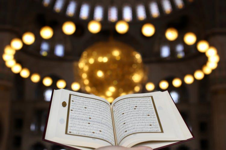 <p>40- "<strong>Alışveriş yapanlar meclisten ayrılmadıkları sürece muhayyerdirler. Eğer doğru konuşurlarsa alışverişlerinin bereketini görürler. Eğer bazı şeyleri saklarlarsa alışverişlerinin bereketi kaçar."</strong></p>

<p><span style="color:#800080"><strong>[Buhârî, Buyu’, 1532]</strong></span></p>
