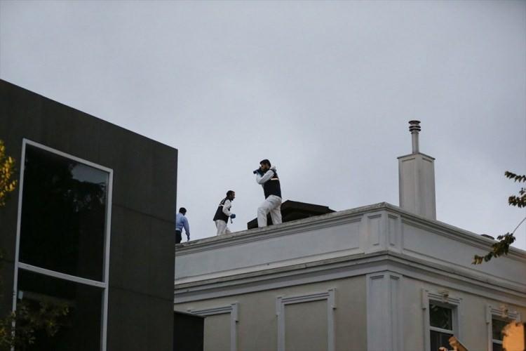 <p>Bazı olay yeri inceleme personellerinin saat 18.15'te konutun çatısında çalışma yaptığı görüldü. Ayrıca, drone yardımıyla bina ve çevresinin görüntüsü alındı.</p>
