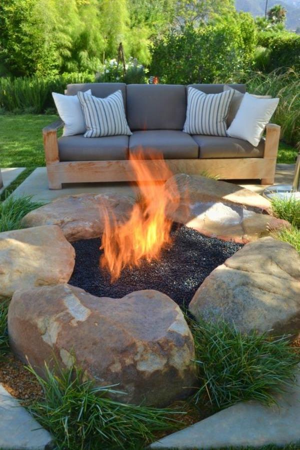 <p>Evin bahçesine taştan yapılmış bir daire zemin tercih edebilirsiniz. Üzerine taştan hazırlanmış ateş çukuru oldukça şık duran bir bahçe dekorasyonu olacaktır. Ateş çukuru karşısına oturmak için kanepe koyabilirsiniz.</p>
