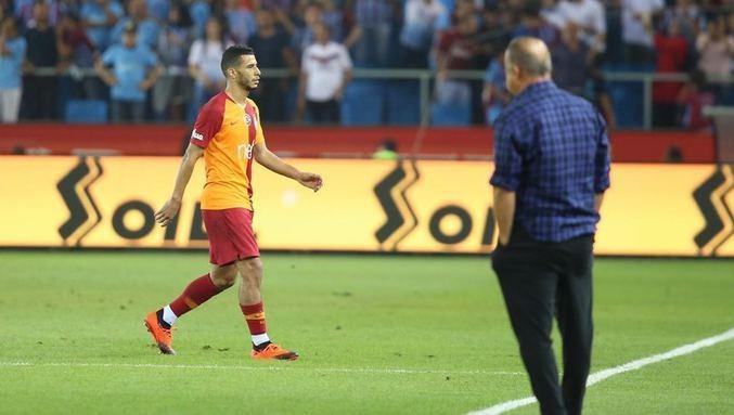 <p>Trabzonspor maçında gördüğü kırmızı kartın ardında eleştiri oklarının hedefinde olan Belhanda, eleştirilerden yine nasibini aldı.</p>
