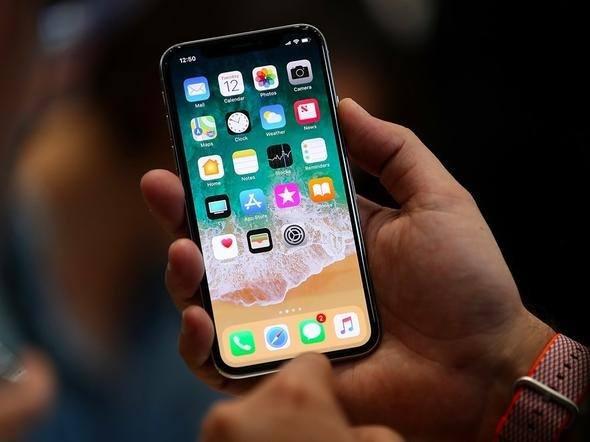 <p><strong>iPhone X </strong></p>
<p>Ağırlığı: 174 gram <br />
Ekran çözünürlüğü: 5.8 inç ekran, 1125x2436 piksel çözünürlük</p>