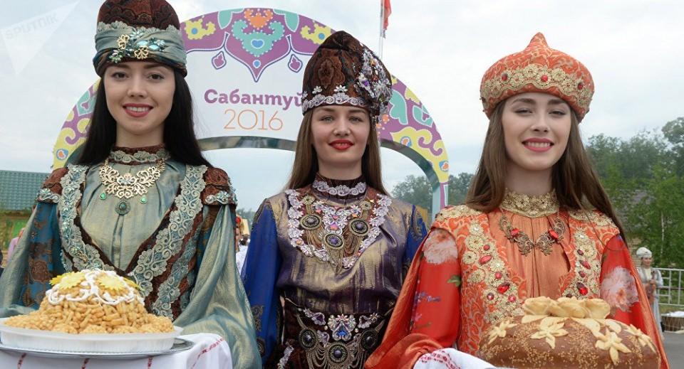 <p>Ama Gagauz Yeri'nde İstanbul Türkçesi ile yani standart Türkçe ile konuştuğunuzda anlaşılmamak gibi bir probleminiz asla olmayacaktır.Çünkü yıllarca beraber yaşamışız. Orta Asya'da aynı topraklarda kader birliği etmişiz.</p>