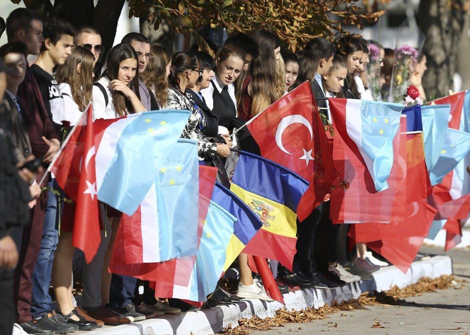 <p>Başkent Komrat’ta İcra Komitesi binası ve açılışı yapılacak Kültür Evi’nin önünde bulunan cadde üzerinde halk, ellerinde Türk, Moldova ve Gagauz bayraklarıyla Erdoğan’ı karşılamayı bekliyor.</p>

<p>​</p>
