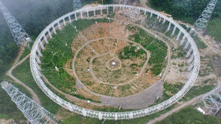 <p>Pekin yönetimi, 2022 yılına kadar yörüngede kalıcı bir uzay istasyonu kurmayı hedefliyor. Çin, bu hedefine ulaşması durumunda ABD ve Rusya'nın ardından uzay istasyonu kuran üçüncü ülke olacak. Pekin yönetimi, bu hedefi doğrultusunda 15 Ekim'de uzay modülü Tiengong-2'yi (Gök Saray-2) yörüngeye fırlatmıştı. </p>