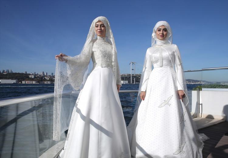 <p>Zehra Koçbay evlendiği yılalrda tesettürlü özgün bir gelinlik bulmadığı için gelinlik tasarımları yaparak genç kızların hayallerini süslediğini belirtti. </p>

