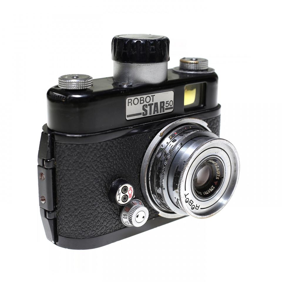<p> Sanal müzede Robot Star 50 Fotoğraf Makinesi de yer aldı. Özellikle soğuk savaş yıllarında yürütülen espiyonaj faaliyetlerinde tercih edilen fotoğraf makinesi, 1985'e kadar MİT'in envanterinde yer aldı.</p>
