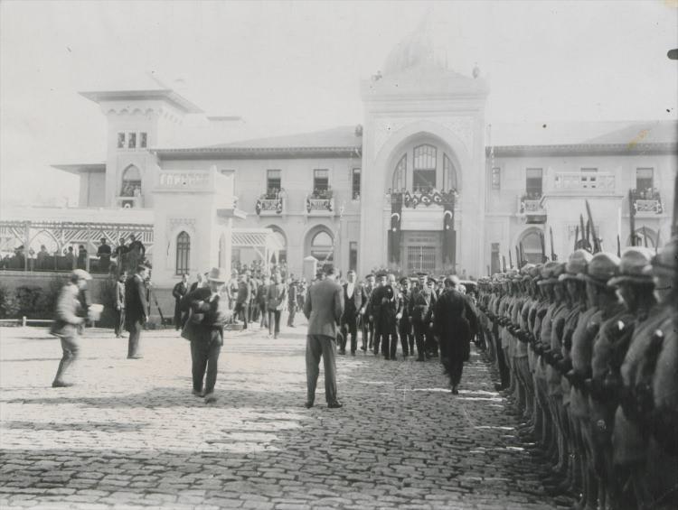 <p>Genelkurmay Başkanlığı, Türk milletinin tüm dünyaya iradesine pranga vurdurmayacağını, kendi kaderi üzerinde hiç kimsenin müdahil olamayacağını kanıyla ve canıyla ilan ettiği Cumhuriyet'in 95'inci yıl dönümünde, arşivlerindeki az bilinen Atatürk ve kutlama fotoğraflarını paylaştı. Albümde, Ankara Palas'taki bir tören de yer aldı.</p>
