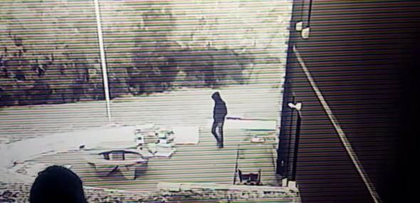 <p>G&uuml;venlik kamerasında sağa sola y&uuml;r&uuml;yen adam ilk başta hi&ccedil; dikkat &ccedil;ekmiyor.</p>

<p>&nbsp;</p>
