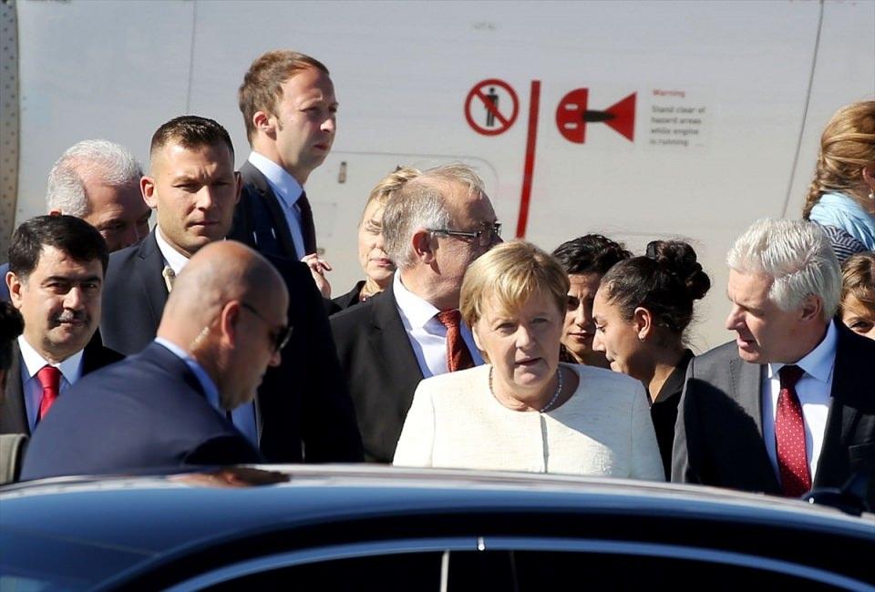 <p>Almanya Başbakanı Angela Merkel, Suriye konulu dörtlü zirveye katılmak üzere özel uçakla İstanbul'a geldi.</p>

<p> </p>
