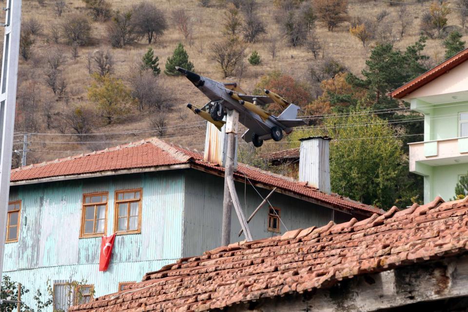 <p>Burada ağaçlardan çeşitli oyuncaklar yapıp çocuklara hediye ediyorum. Köyümüzün girişinde de bir uçak var. Ben söğüt ağacı kullanarak yaptım uçağı." ifadesini kullandı. </p>