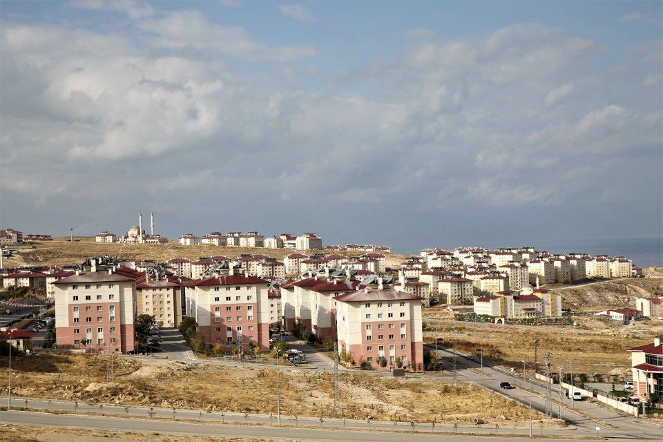 <p>İlk 6 saatte kent genelindeki enkazlarda 71 kurtarma ekibi çalışma yürüttü. Daha sonraki süreçte yurt içinden 140 ekip, enkazda kalan insanları sağ çıkarmak için seferber oldu. Bu sırada özel eğitimli 42 köpekten de yararlanıldı. </p>
<p> </p>