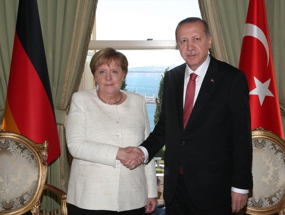 <p>Türkiye Cumhurbaşkanı Recep Tayyip Erdoğan, Suriye konulu dörtlü zirveye katılmak için İstanbul'a gelen Almanya Başbakanı Angela Merkel'i Vahdettin Köşkü'nde kabul etti.</p>
<p> </p>