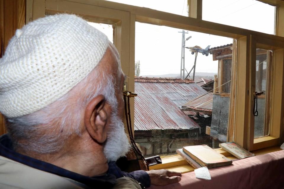 <p>Yusuf Bidiş, Türk Hava Yollarını temsilen yaptığı ve bir metre büyüklüğündeki uçağı köyün girişindeki yüksek direğin üzerine yerleştirdi. Mustafa Metin de ürettiği F16 savaş uçağı maketini evinin üzerine yerleştirerek ışıklandırdı.</p>
<p> </p>