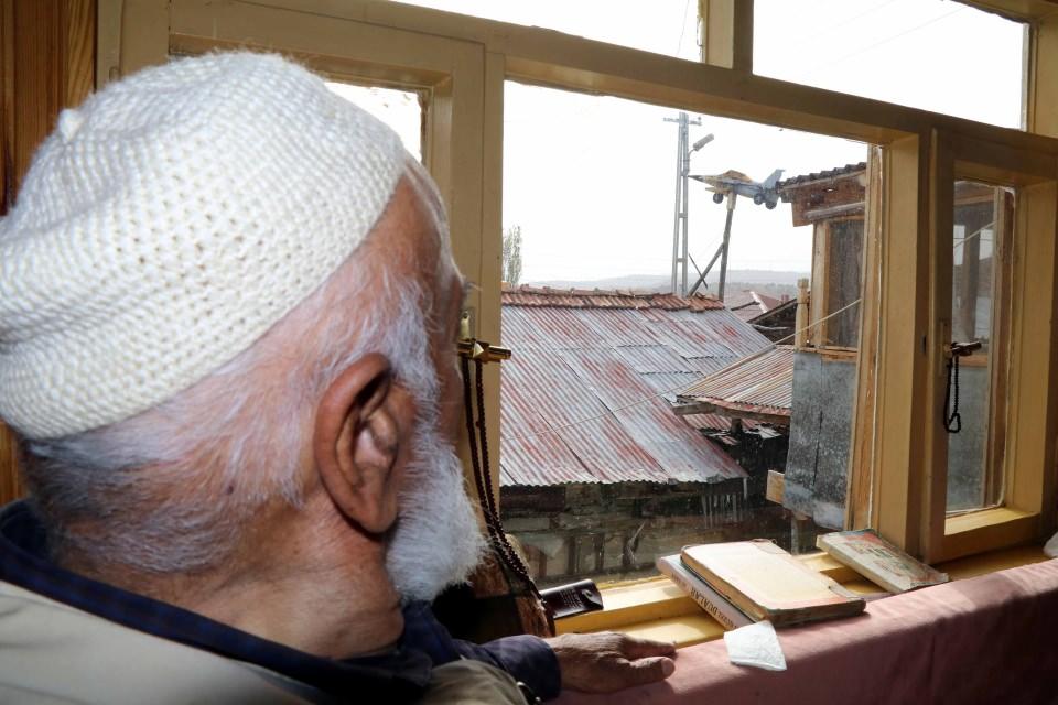 <p>Yusuf Bidiş, Türk Hava Yollarını temsilen yaptığı ve  bir metre büyüklüğündeki uçağı köyün girişindeki yüksek direğin üzerine yerleştirdi. Mustafa Metin de ürettiği F16 savaş uçağı maketini evinin üzerine yerleştirerek ışıklandırdı.</p>

<p> </p>
