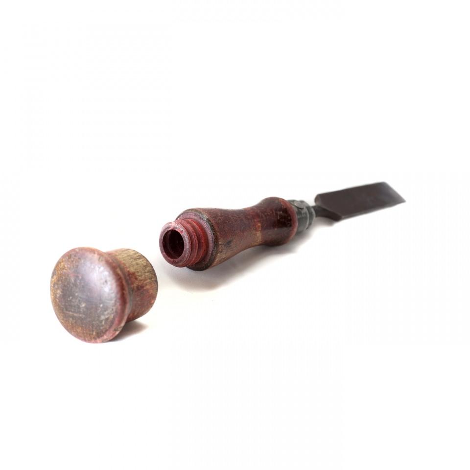 <p>Mesajların saklanmasında kullanılan gizli hazneli spatula ve tornavidanın metal parçası ile ahşap kısımlarının birleştiği noktaya yerleştirilen yiv yardımıyla gizli hazneye ulaşılıyor.</p>