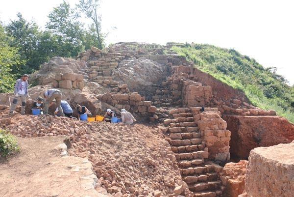 <p>Yapılan kazılarda ayrıca Apollon Heykeli, bronz Herme ve kartal figürü, sarmaşık bezemeli boğa figürü, bronz kapı anahtarları, at figürü, onyx taşından yapılan başı örtülü kadın kolyesi, balta, ok, mızrak uçları, pişmiş topraktan yapılmış kandil kapları, yine pişmiş topraktan yapılan testiler, kum taşı gülle ve sikkeler ortaya çıkarıldı. Bulunan eserler Ordu Büyükşehir Belediyesi tarafından bir kitapçık halinde yayınlanarak kamuoyuna duyuruldu.</p>
<p> </p>