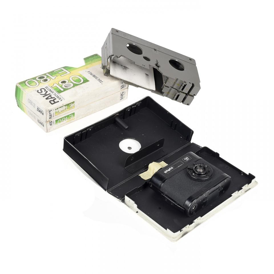 <p> Sanal müzede Gizli Dinleme ve Görüntüleme Kaseti de yer aldı. 1970'lerde piyasada sıklıkla yer almaya başlayan S-VHS video kaset, yerleştirilen fotoğraf makinesi sayesinde gizli dinleme ve görüntüleme faaliyetlerine imkan sağladı.</p>
