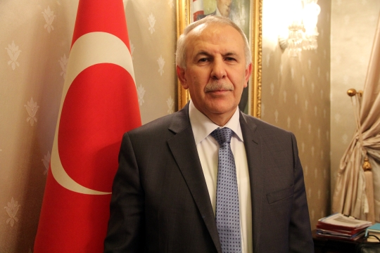 <p>Hatay Valisi Erdal Ata, <span style="color:rgb(255, 215, 0)">mülkiye başmüfettişi olarak görevlendirildi.</span></p>