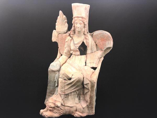 <p><strong>ROMA’NIN EN ZORLANDIĞI KALE </strong><br />
Gazi Üniversitesi Edebiyat Fakültesi Arkeoloji Bölümü Başkanı Prof. Dr. Süleyman Yücel Şenyurt, Kurul Kalesi’nin Helenistik dönemin en güçlü alanlardan biri olduğunu vurguladı. Prof. Dr. Şenyurt, Kurul Kalesi’nin en güçlü yerleşim evresinin M.Ö. 120-63 yılları arasında hüküm sürmüş Pontos kralı VI. Mithradates döneminde tarihlendiğini kaydetti.</p>