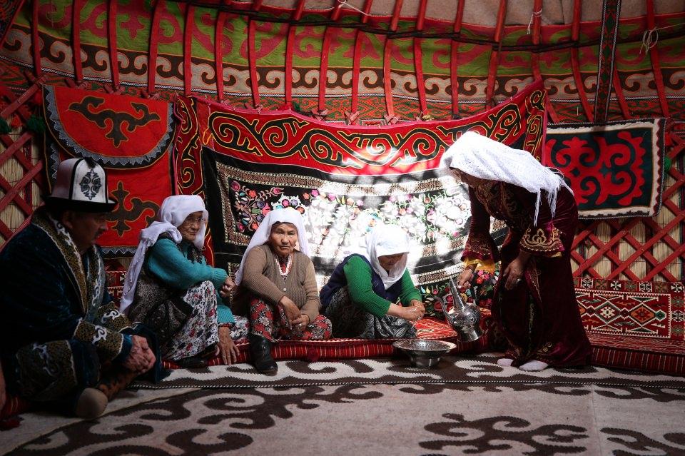 <p>Otağ oteli kurarak farklı bir turizm konsepti oluşturmak istediklerini ifade eden Varol, "İnsanlar burada bir iki günlüğüne elektriksiz, telefonsuz, bir hayat yaşayacaklar. Bu hayatı özleyen insanlar var, biz de özlenen hayatı bir gün de olsa yaşatmayı hedefliyoruz. Öğrencilerimiz burada atalarımızın nasıl yaşadığını görüp öğrenecek. Biz 38 senedir Türkiye'deyiz, Yozgat'a geldik, kültürümüz yaşatacağız." dedi. </p>
<p> </p>
