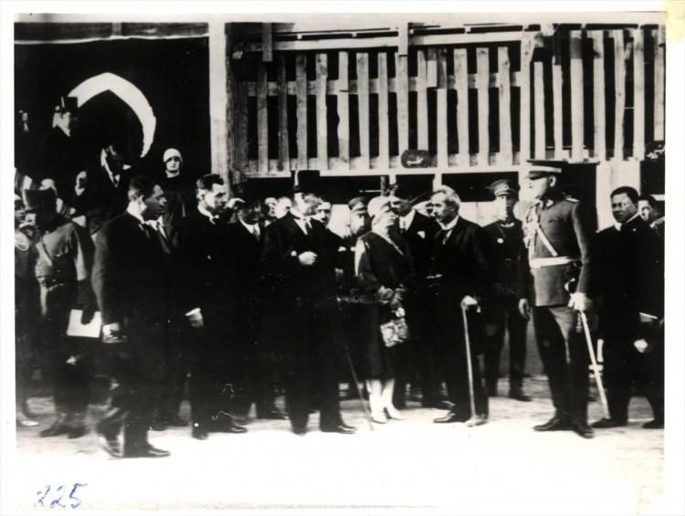 <p>Genelkurmay Başkanlığı, Türk milletinin tüm dünyaya iradesine pranga vurdurmayacağını, kendi kaderi üzerinde hiç kimsenin müdahil olamayacağını kanıyla ve canıyla ilan ettiği Cumhuriyet'in 95'inci yıl dönümünde, arşivlerindeki az bilinen Atatürk ve kutlama fotoğraflarını paylaştı. Albümde, Atatürk'ün bir törende çekilen fotoğrafı da yer aldı.</p>
