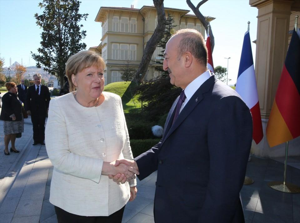 <p>Türkiye Cumhurbaşkanı Recep Tayyip Erdoğan, Suriye konulu dörtlü zirveye katılmak için İstanbul'a gelen Almanya Başbakanı Angela Merkel'i Vahdettin Köşkü'nde kabul etti.</p>

<p> </p>
