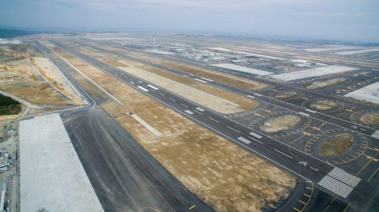 <p>Açılış konuşmalarının ardından hizmete açılacak havalimanından ilk sefer, THY tarafından Boeing 777 ile 31 Ekim'de Ankara'ya düzenlenecek. İlk etabı hizmete açıldığında günlük 5'er kalkış ve inişin olacağı havalimanından, 1 Kasım'Antalyalya, 2 Kasım'da da İzmir'e uçak seferi yapılacak.</p>
