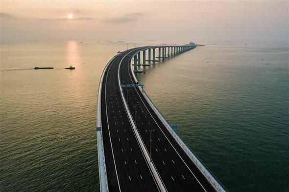 <p>En uzun köprü geçişi ise tam 29,6 kilometre. Köprünün tamamı için geçiş ücreti olarak ise 21 dolar ödemek gerekiyor.</p>
<p> </p>