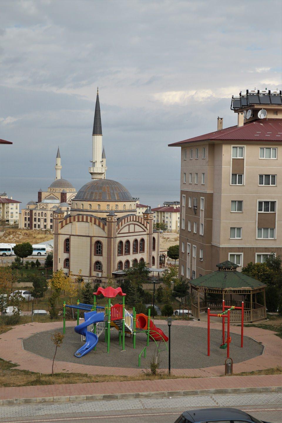 <p>Kent merkezi ile Erciş ilçesi ve birçok köyde büyük yıkımın yaşandığı depremden sağ kurtulan vatandaşlar, kurtarma ekipleri müdahale edinceye kadar kendi imkanlarıyla enkaz altında kalanlara ulaşmaya çalıştı. </p>
<p> </p>