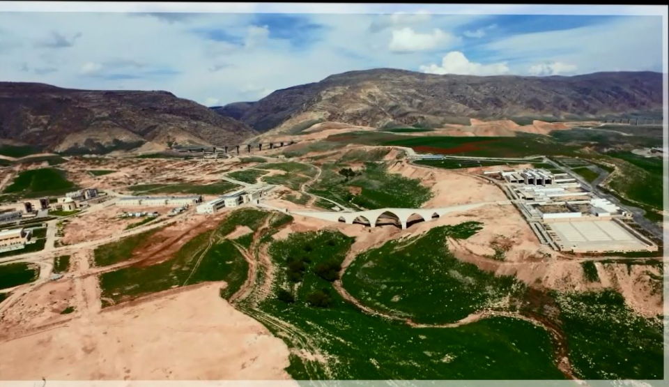 <p>Devlet Su İşleri (DSİ) tarafından yapımı tamamlanan, Güneydoğu Anadolu Projesi'nin (GAP) vizyonu olan Ilısu Barajı ve HES projesinden etkilenen Batman'ın Hasankeyf ilçesindeki tarihi eserler, baraj gölü sahasından tek tek çıkartılıyor.</p>

<p>​</p>
