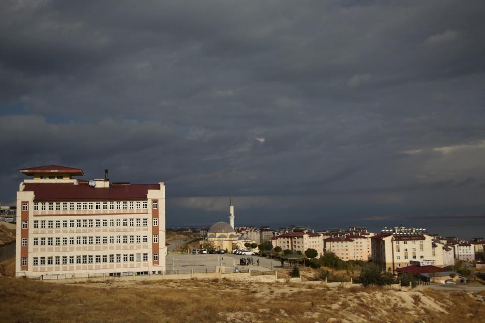 <p><strong>Barınma ihtiyaçları karşılandı </strong></p>
<p>Depremden hemen sonra tüm ülke Van için seferber oldu, dönemin başbakanı Recep Tayyip Erdoğan başta olmak üzere birçok bakan, siyasetçi ve sivil toplum kuruluşu çalışanları kente geldi. </p>