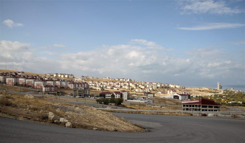 <p>Depremde yaralanan bin 673 kişiden bin 37'si karayoluyla, 194'ü ise ambulans uçak ve helikopterlerle başka illerdeki hastanelere ulaştırıldı. Sarsıntıda hasar gören köylerde 12 mobil ekip, 11 bin 500 vatandaşa yerinde sağlık hizmeti verdi. </p>
<p> </p>