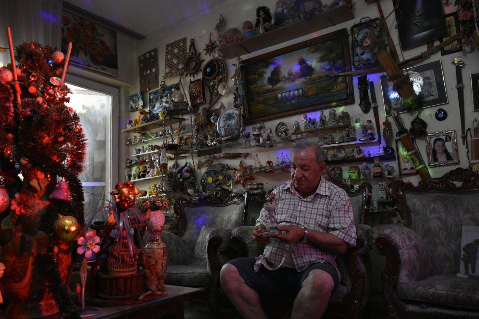 <p>İl&ccedil;eye bağlı S&uuml;leymaniye Mahallesi'nde yalnız yaşadığı evinin duvarlarını oyuncak, resim, maket araba ve maskelerle donatan Erozan, gen&ccedil;lik yıllarında hobi olarak başladığı tutkusundan vazge&ccedil;medi.</p>

<p>&nbsp;</p>
