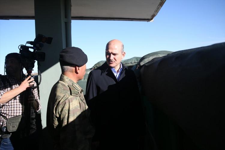 <p>İçişleri Bakanı Süleyman Soylu, Akçakale ilçesinde Suriye sınırında incelemelerde bulunduğu sırada güvenlik güçleri, sınır hattında PKK/PYD'li bir teröristi etkisiz hale getirdi.</p>