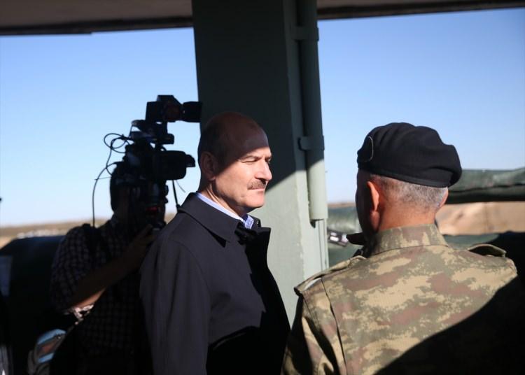 <p>İçişleri Bakanı Süleyman Soylu'nun Şanlıurfa Suriye sınırındaki Akçakale ilçesinde incelemeleri esnasında, sınır hattında PKK/PYD'li bir terörist etkisiz hale getirildi.</p>