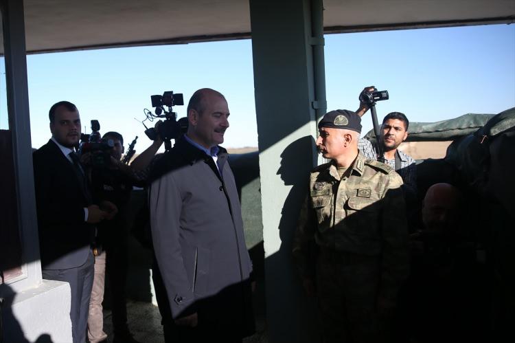 <p>Çeşitli temaslarda bulunmak üzere kente gelen Bakan Soylu, sınıra sıfır noktadaki Savaş Hudut Karakolu gözetleme kulesinde ilgili komutanlardan bilgi aldı.</p>