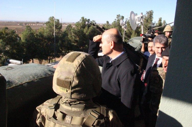 <p>Soylu'nun "sınır hattında bir şeyler görebiliyor muyuz?" sorusu üzerine komutan, "Görüntü vermiyorlar, gördüğümüz anda etkisiz hale getiriyoruz." yanıtını verdi.</p>